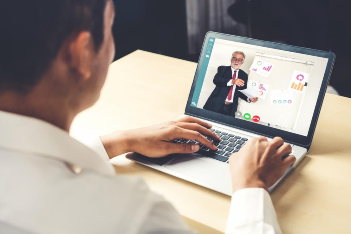Sesja grupowa online - uczestnicy omawiają procesy finansowe